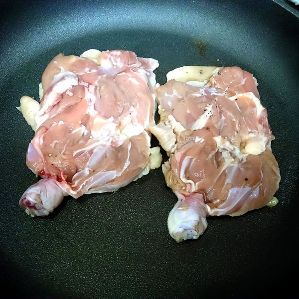 將雞腿肉(迷迭香剔除)放入冷鍋中，小火慢煎，直到雞皮煎至焦黃ˋ即翻面，裝盤前淋上少許桔香醬油