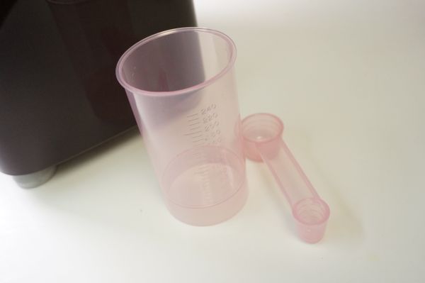 隨機器附上的專用量勺和量杯也讓操作更省時方便:)
