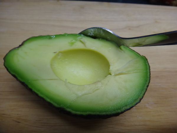 酪梨用刀子從中切開，取出中間圓形的果核。