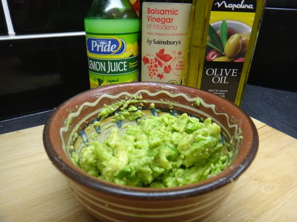 用叉子的背面將酪梨壓碎成糊狀。