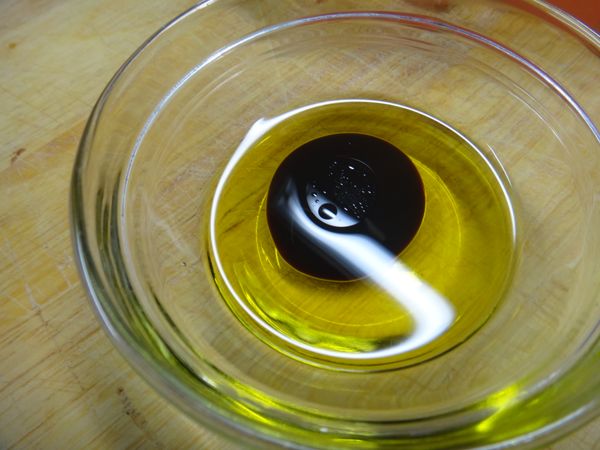 以1:1加入義大利黑醋(balsamic vinegar)、初榨橄欖油以及些許檸檬汁。