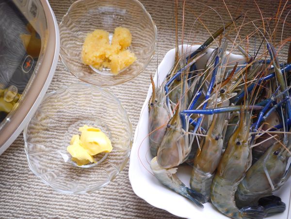 準備食材：泰國蝦，佐料：粗蒜末、奶油