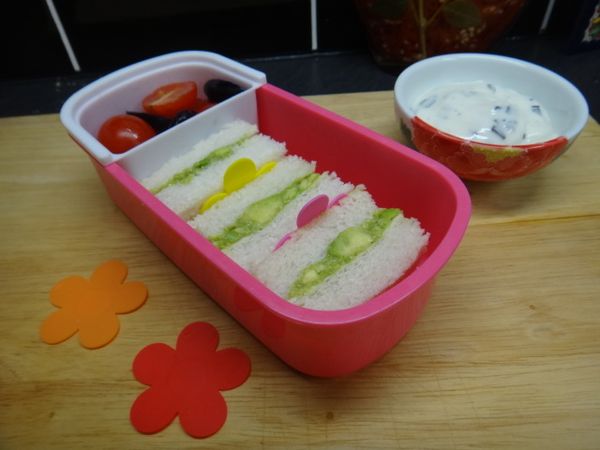 吐司對半切開並做成三明治。依喜好去掉吐司邊、切成自己喜歡的大小即可盛盤。