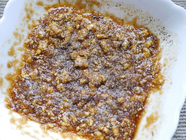 將[調味]肉桂粉、黑胡椒粉、黑胡椒粒混合後,再加入米酒、麻油、蠔油，最後再加入蒜末、奶油混合備用