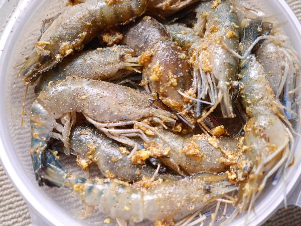 將泰國蝦開背後，倒入步驟３。的調味醬汁混合均勻