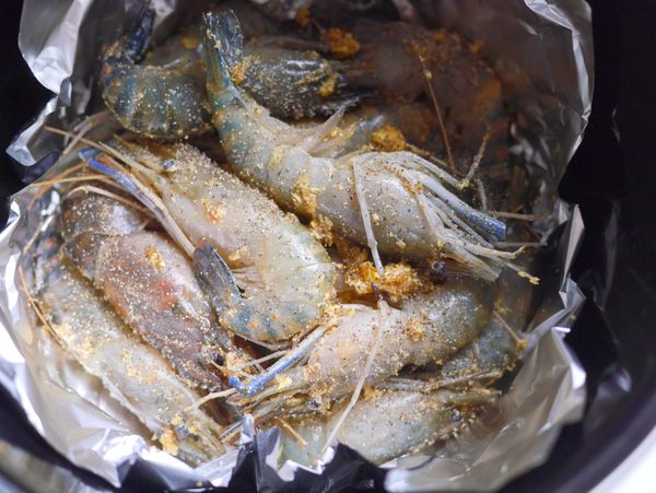 鍋中直接將泰國蝦置於九陽翻騰智慧全能鍋中