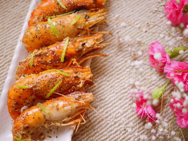 等發出嗶嗶聲，等洩壓閥下降後，直接解鎖打開鍋蓋，將胡椒蝦起鍋直接擺盤