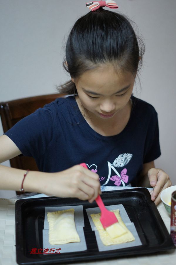 再刷上蛋黃液
放入烤箱.200度烤10分鐘.