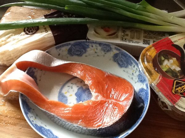 準備食材並清洗。