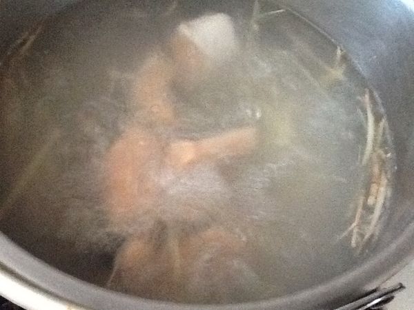 起鍋大火將水煮滾，轉中小火，放入薑絲與魚塊及米酒煮5分鍾。