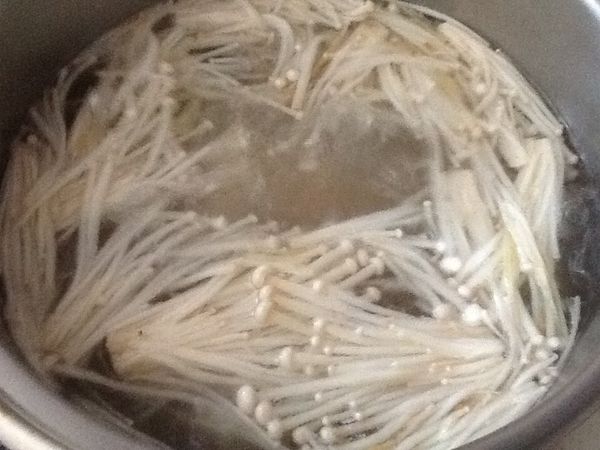 再加入豆腐與金針菇，再煮3-5分鐘。
