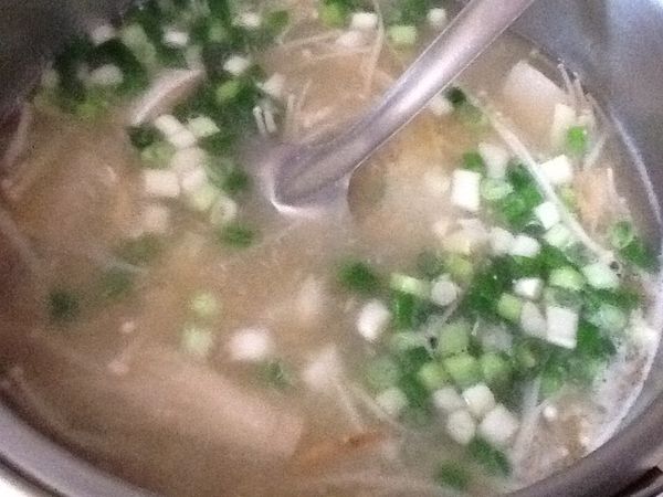 最後以味噌調味，灑上蔥花即可關火。