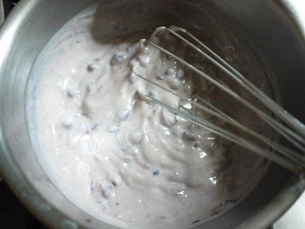 加入2大匙的紅豆(可依個人喜愛增減)移到瓦斯爐上,用小火邊拌邊攪至濃稠紋路清晰可見時熄火