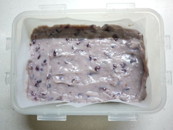 趁熱倒入容器中鋪平,放入冰箱至凝固成凍