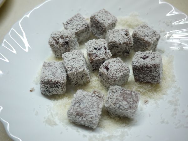 取出切塊,沾上椰子粉即可享用