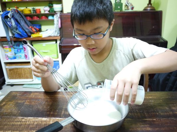 150cc 的紅豆湯加入砂糖(糖可依個人喜好增減或不加)放鍋子上煮熱.另外將350cc的鮮奶加玉米粉攪拌均勻,並徐徐倒入加熱的紅豆湯裡.