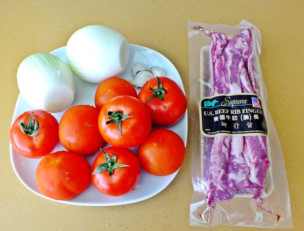 備齊所有食材~ 洋蔥去皮洗淨,蕃茄洗淨備用。