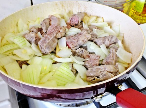 香氣釋出後放入洋蔥炒香, 再倒入牛腩拌炒均勻。接著再加入酒.醬油.糖.鹽等調味料拌炒均勻~