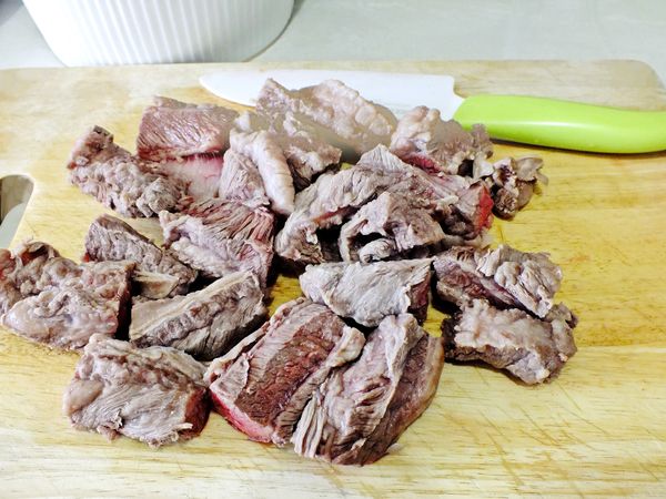 牛腩洗淨整條汆燙過..再沖洗乾淨瀝乾切適當大小塊備用。