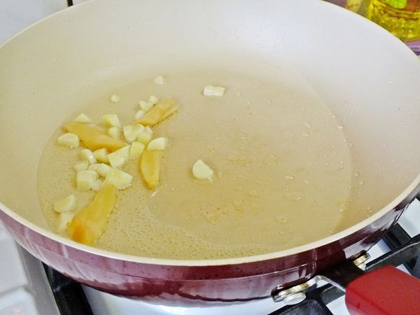 起油鍋~依序爆香薑片.蒜頭