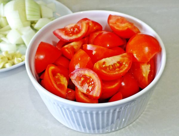 蒜薑切片,洋蔥和蕃茄切塊備用。(蕃茄是否去皮隨個人喜好處理即可)