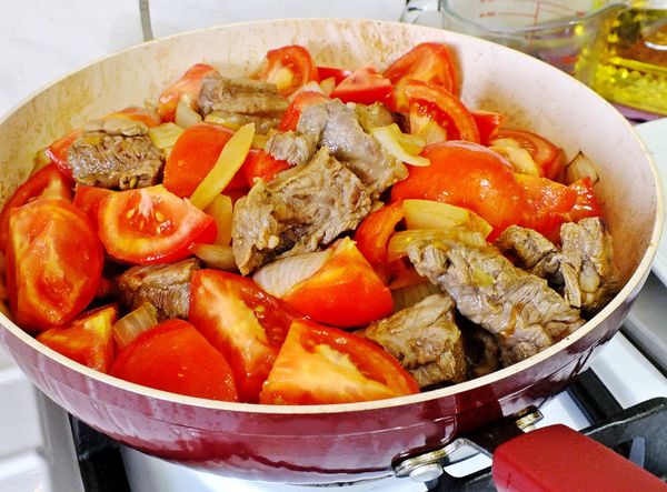 最後加入蕃茄塊拌炒均勻後倒入水。