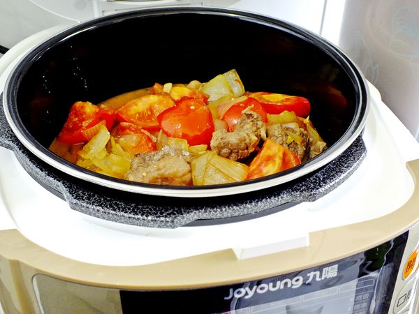 將食材倒入九陽翻騰智慧全能鍋內鍋中。