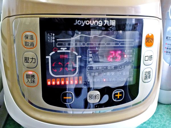 選擇「牛羊肉」+「翻騰入味」功能的按鍵。設定後按「開始」鍵, 25分鐘後就有一鍋好吃的蕃茄燉牛腩嘍!