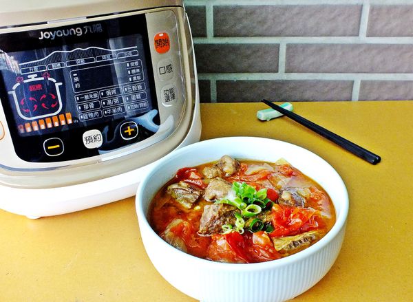『九陽翻騰智慧全能鍋』具有的獨家翻騰技術,利用氣壓變化翻炒食材,可讓食材更入味~ 這道蕃茄燉牛腩湯鮮味美,拌麵配飯都好吃~^^
