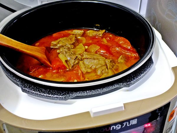 等安全眼落下後就可以打開蓋子, 再將蕃茄牛腩盛出於碗盤容器中了。