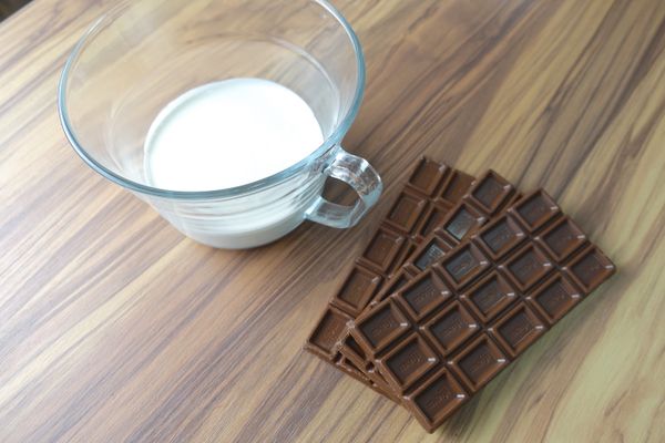 將動物性鮮奶油加熱至鍋邊微微的冒小泡泡,接近滾沸前的狀態. 就關火.（植物性鮮奶油含反式脂肪 ，而且不能加熱）