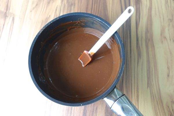 將所有的巧克力切成細碎狀或是拍成細碎後,放入加熱完成的鮮奶油當中,浸泡約一分鐘後再開始拌勻.