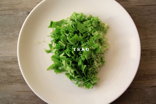 將水菜洗淨切碎。