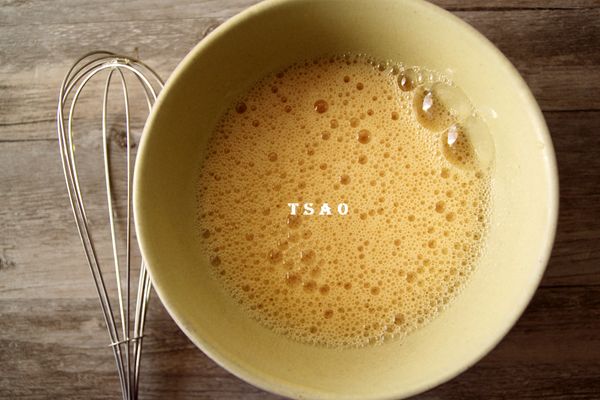 蛋加入調味料後用打蛋器打散，儘量將空氣打入蛋液中產生氣泡，這樣烘蛋會比較有澎度。