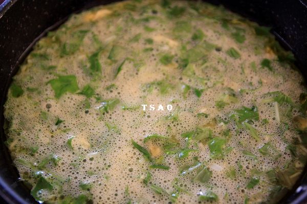 鍋中放多一點食用油，倒入蛋液後用鍋鏟稍微攪動一下。中小火煎30秒~1分鐘後蓋上鍋蓋。(使用的鍋子可以小一點，烘蛋就會有厚度，小曹是使用20cm平底鍋)