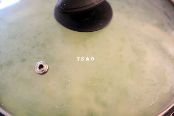 蓋上鍋蓋後中小火煎約5~8分鐘，蛋的邊緣呈現微微金黃後，可利用盤子的輔助翻面，再滑入鍋中煎1~2分鐘即可。