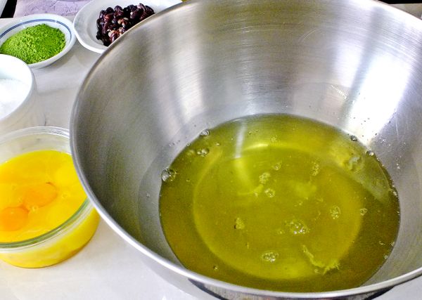 蛋白蛋黃分開~(只取蛋白部分),將蛋白放入乾淨攪拌盆中..