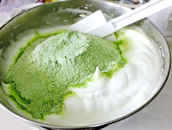 將過篩的低筋麵粉等加入蛋白霜中輕拌均勻。