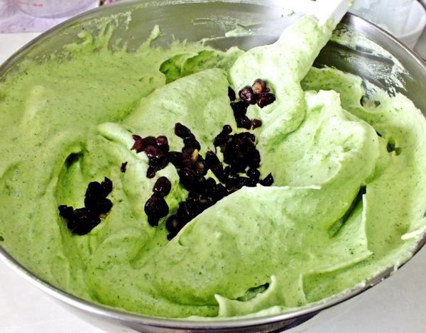 最後加入蜜紅豆拌勻後即可倒入乾淨乾燥的烘烤鍋中。