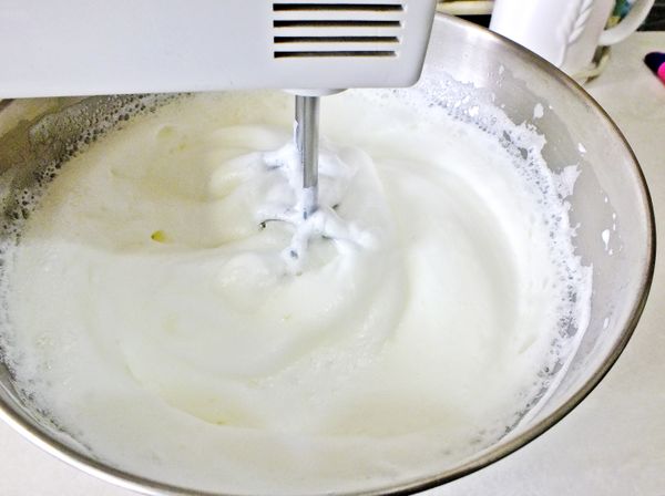 加入檸檬汁(白醋亦可),打至粗泡後再將細砂糖分次加入打發~接近乾性發泡的程度即可。