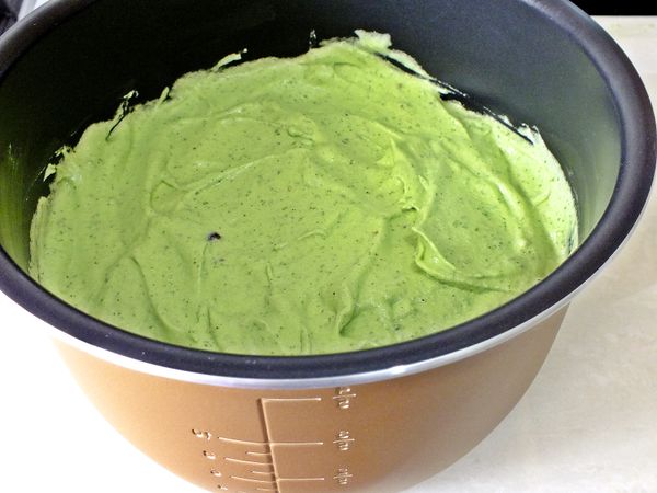 烤蛋糕請使用→「不沾黏內鍋」。倒入麵糊後以刮刀將麵糊表面抹平, 墊著抹布將鍋輕敲兩下以利將多餘空氣擠出,就可以烘烤嘍!