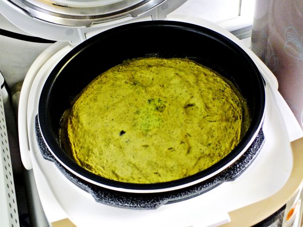 烘烤時間完成,bb聲響後就可以打開鍋蓋將內鍋取出冷卻,完全冷卻後就可以輕鬆脫模扣於盤子上了。