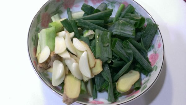 魚片洗淨擦乾水份，蔥切段，薑片，蒜片備用。