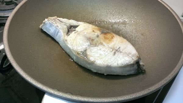 魚片放入鍋中兩面各煎約5分鐘。