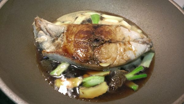 加入蔥白，薑片，蒜片炒一下，再加入冰糖，蕃茄醬，醬油，水，蓋上鍋蓋，小火燜煮15 - 20分鐘。