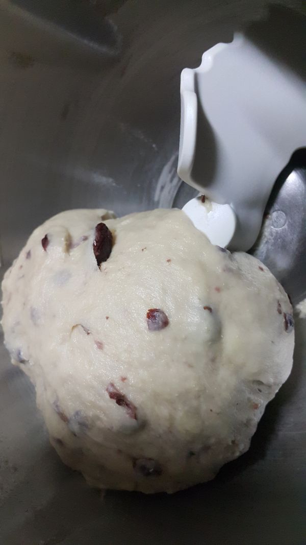將麵粉、奶粉、酵母粉、蔓越莓、養樂多、砂糖放至攪拌缸揉勻後靜置30分鐘