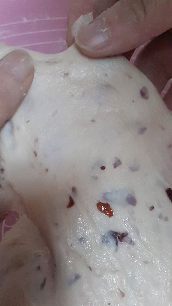 取出麵糰甩打，拉出薄膜後，進行第一次基礎發酵約50~60分鐘