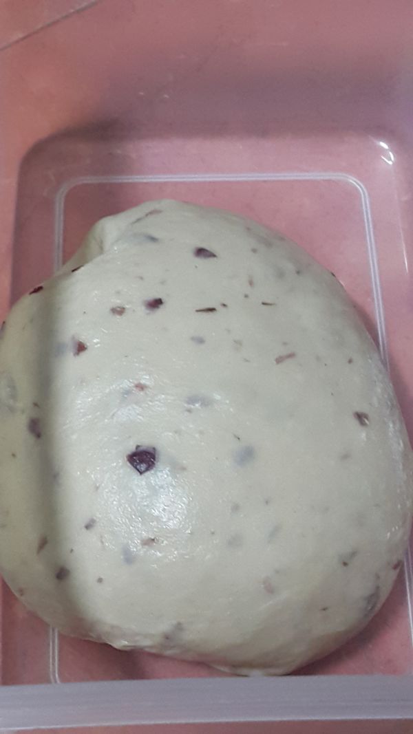 第一次發酵麵糰約為原來的1.5倍大時，取出把空氣壓出整型