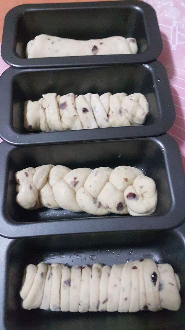 整型後的麵糰表面噴上少許水，再進行第二次發酵約50分鐘