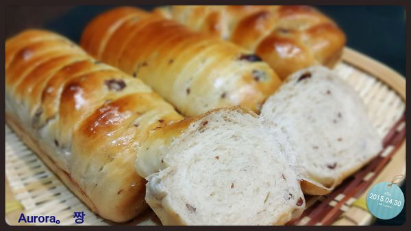 烤箱180度預熱10分鐘，二發完成的麵糰刷上蛋液後送進烤箱約17分鐘(時間請依各家烤箱溫度而定)